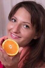 Lulu shows off her love for oranges all naked 